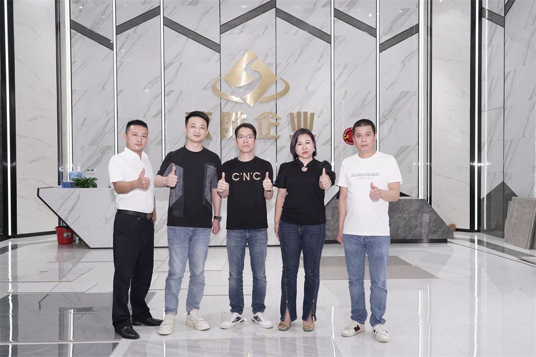 從左到右：億方國際品牌總經(jīng)理 楊一龍，致勝企業(yè) 營銷總經(jīng)理 栗一鳴，致勝企業(yè)董事 林志波，致勝陶瓷品牌總經(jīng)理 譚莉，衡大陶瓷品牌總經(jīng)理 羅寶鈿.jpg