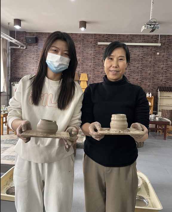體驗(yàn)非遺熱辣滾燙――盛世長(zhǎng)安小學(xué)開(kāi)展“三八” 女神節(jié)陶藝制作活動(dòng) (4).jpg